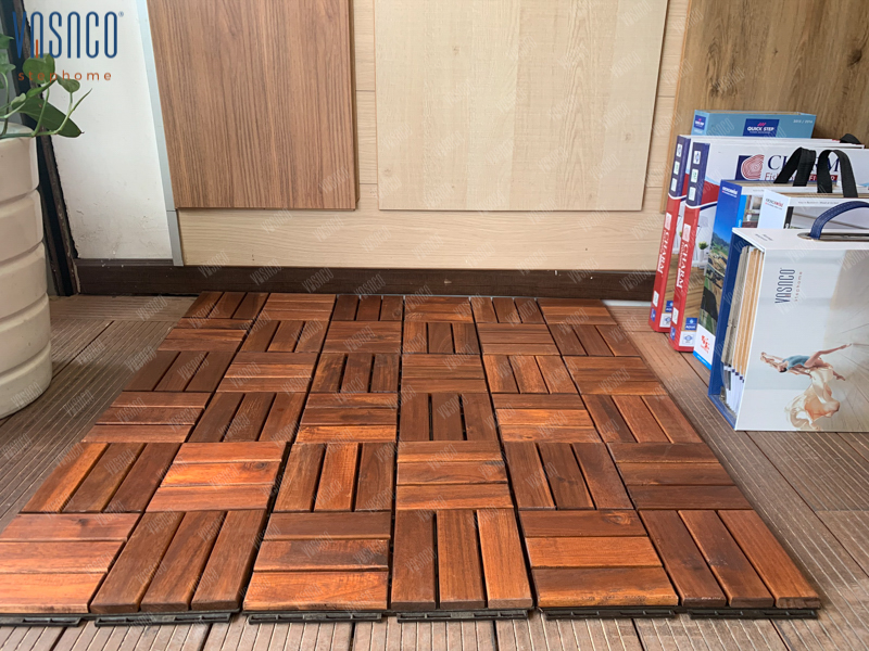 Sàn gỗ Vỉ nhựa VASACO được lắp đặt cố định trên sàn, tại nơi thuận tiện cho khách hàng tham quan và trải nghiệm